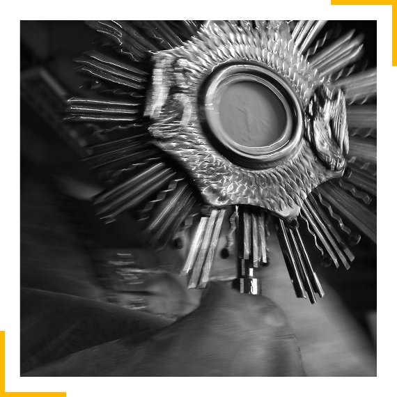 Detalhe em preto e branco de objeto litúrgico fotografado por Juliano de Oliveira
