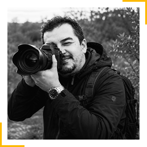 Detalhe em preto e branco de objeto litúrgico fotografado por Juliano de Oliveira